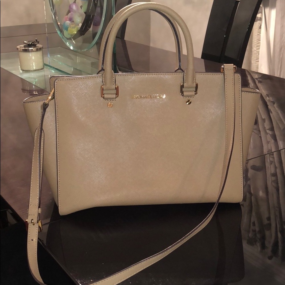 Michael Kors tan color hand/ shoulder bag